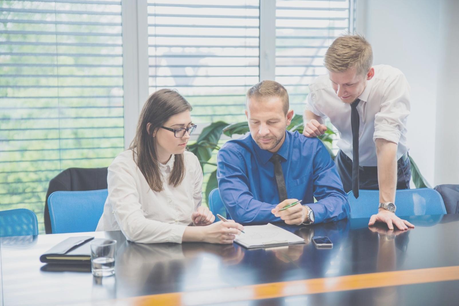 Gruppo di persone che interagisce in un ambiente di apprendimento collaborativo